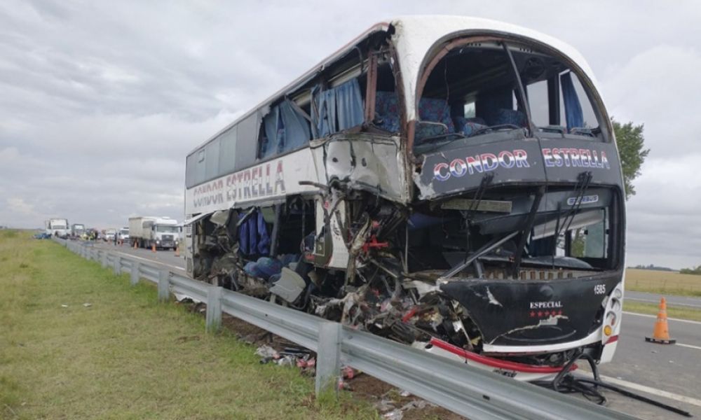 Un muerto y 12 heridos al chocar un micro y un camión