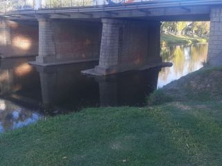 Pergamino: Comenzaron a instalar el puente provisorio en Bv. Col�n y Av. Illia
