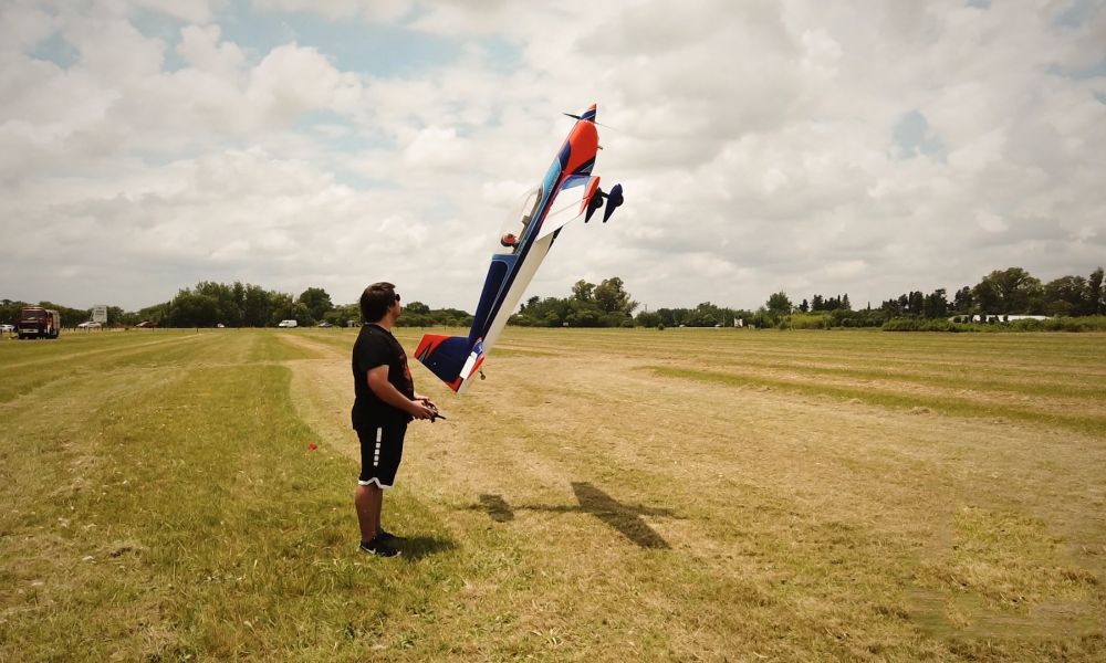 Federico Cereseto volando un Avión de aeromodelismo