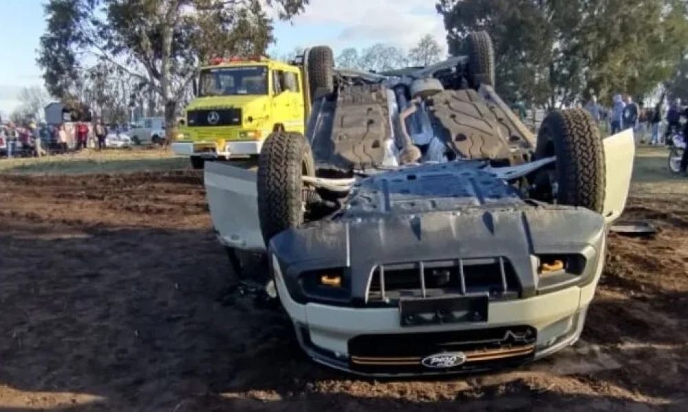 Ford Maverick volcó en la ExpoVenado