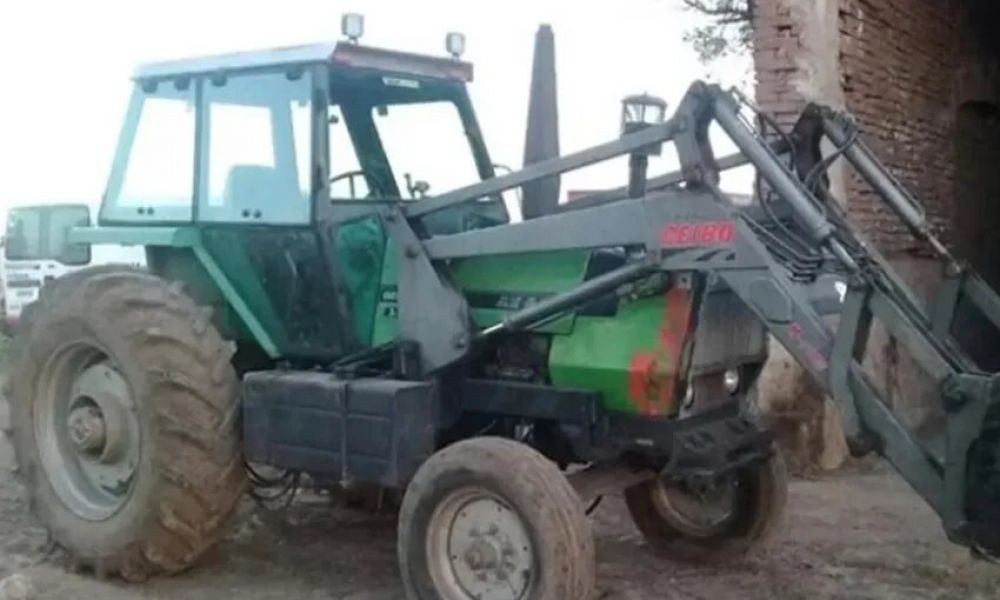 Cayó de un tractor que manejaba su papá y murió
