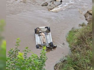 Rescatan a un joven que sobrevivió 24 horas atrapado en un auto semisumergido