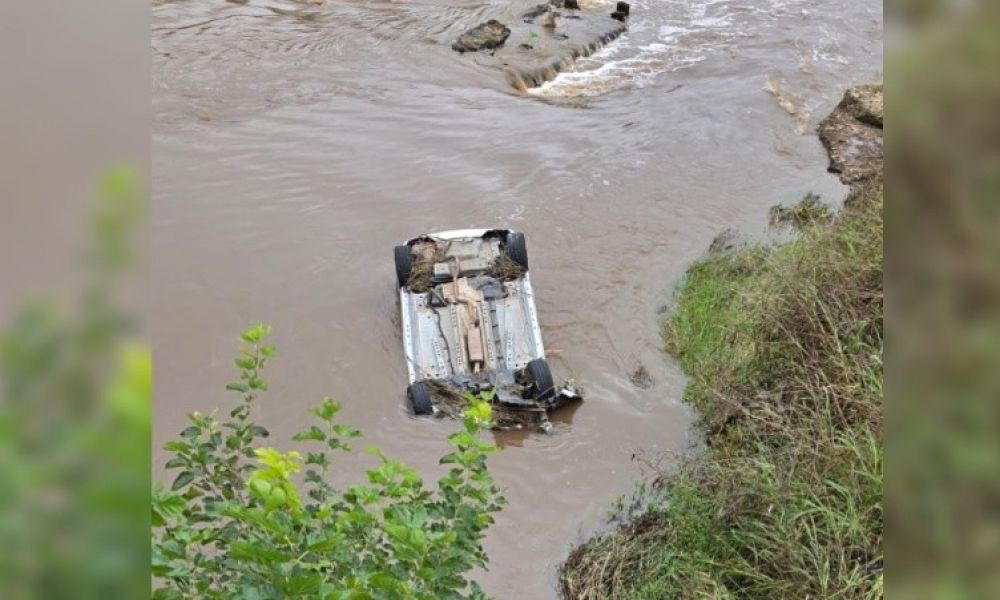 Un joven sobrevivió 24 horas atrapado en un auto