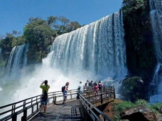 Fin de semana largo: Casi un millón de turistas viajaron y dejaron más de $217 mil millones
