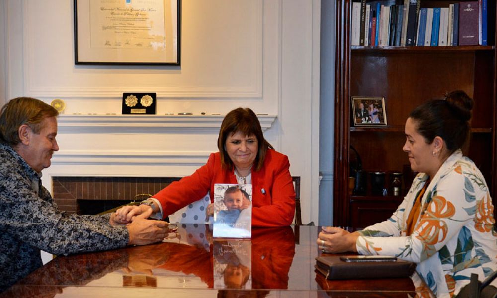 Patricia Bullrich junto a la familia de Lucio