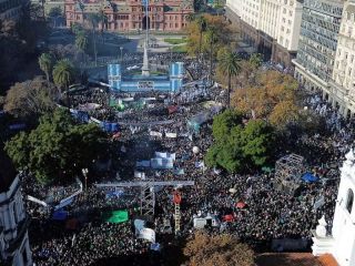 Detrs del balcn de su prisin, Cristina prometi volver