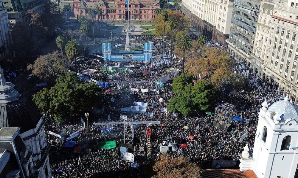 Detrás del balcón de su prisión, Cristina prometió volver