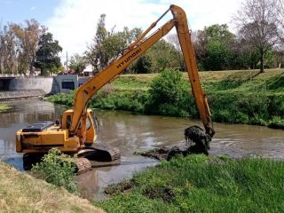 Avanzan las tareas de dragado del Arroyo Pergamino