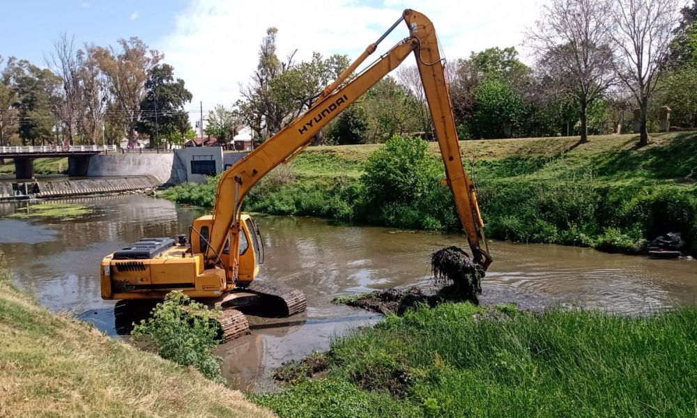 Avanzan las tareas de dragado del Arroyo Pergamino