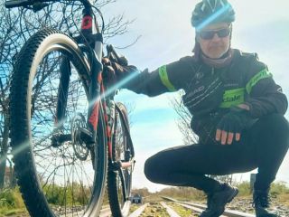 El profesor que convierte el ciclismo en relatos del campo: «Cada kilómetro es memoria»