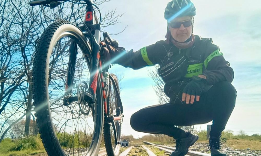 El profesor que convierte el ciclismo en relatos del campo