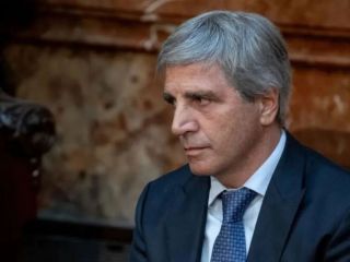 Caputo redobló la apuesta ante una eventual presión sobre el dólar: «Les vamos a arrancar la cabeza»