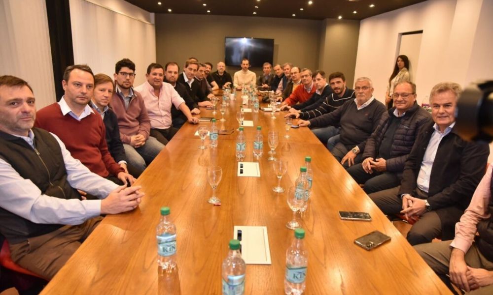 La firma del documento contra Kicillof