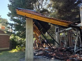 Pehuén-Có se une para reconstruir su capilla tras el incendio