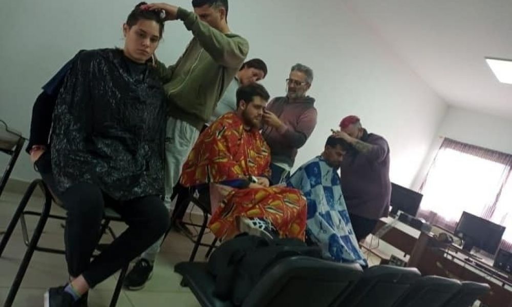 El Programa Emprender dicta el Taller de Barbería