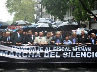 Miles de personas marcharon en el pas en homenaje a Nisman