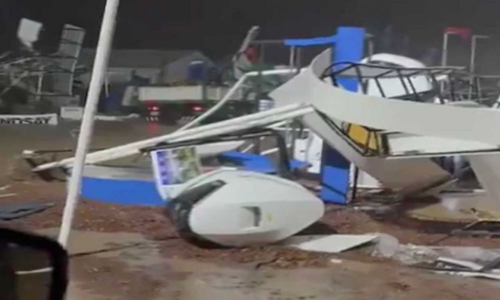 Feroz tormenta reduce a escombros la ExpoAgro