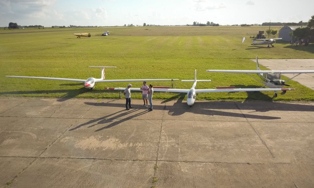 Planeadores en el playón del Aeroclub