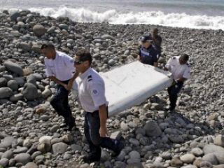 Hallan dos restos humanos del vuelo MH370 desaparecido en 2014