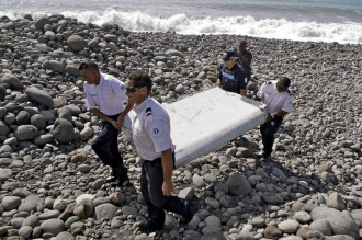 Hallan dos restos humanos del vuelo MH370
