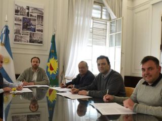 Doce intendentes se unen para asegurar el pago de sumas fijas a empleados municipales