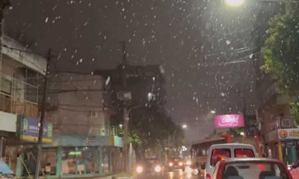 Copos de nieve sorprendieron a vecinos de Pilar