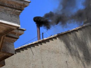 Segundo humo negro en el Vaticano: el Cónclave sigue sin acuerdo sobre el nuevo Papa