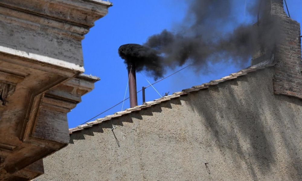 Segundo humo negro en el Vaticano