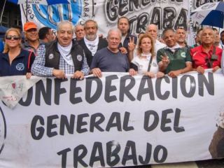 La CGT marchó por el endeudamiento de las familias y las pymes reclamaron medidas ante el cierre de empresas