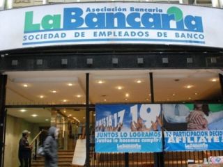 Los bancarios acordaron un adelanto de paritarias y el sueldo mnimo roza los $137 mil