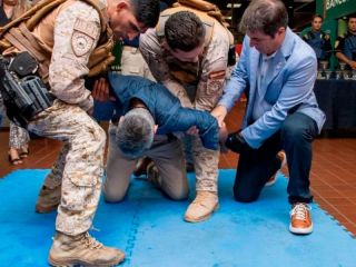 El ministro de Seguridad de C�rdoba prob� un guante con descarga el�ctrica para uso policial