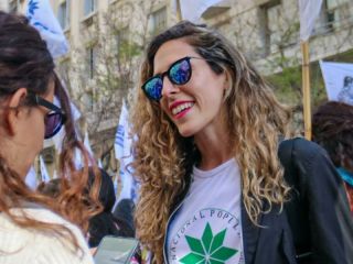 Prisin domiciliaria para la funcionaria que arroj materia fecal frente a la casa de Espert