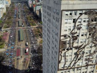 Quieren reemplazar una imagen de Evita por una de Messi en el edificio de Desarrollo Humano