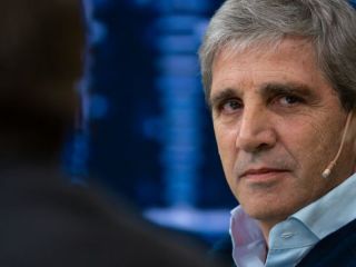Luis Caputo negó que vaya a renunciar y Milei salió a respaldarlo