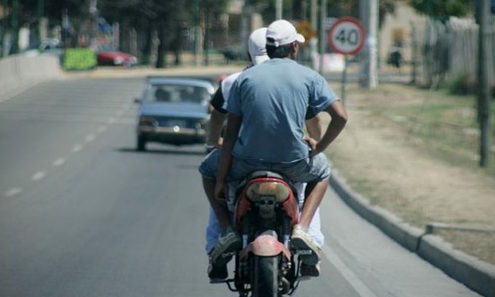 ¿Restringir motos con acompañantes?