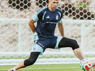 El Dibu Martínez volvió a entrenar con ambos guantes y acelera su recuperación para el Mundial