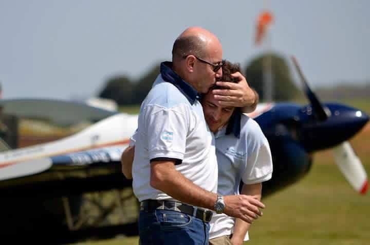 Antonio es abrazado por su padre