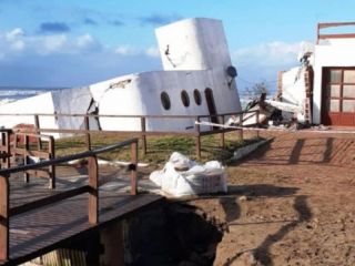 Mar del Tuy: Una fuerte sudestada derrumb una casa en la costanera