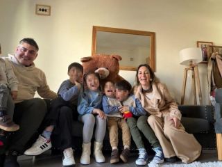 El matrimonio de Henderson que adoptó a cinco hermanos para que pudieran crecer juntos