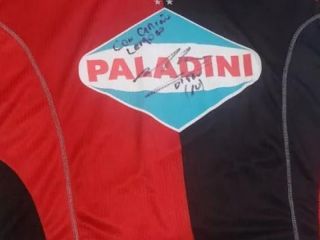 Recuperan en Córdoba una camiseta de Newell's firmada por Maradona que había sido robada de un museo