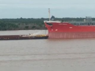 Impactante choque en el río Paraná: Una barcaza embistió a un buque anclado frente a Rosario