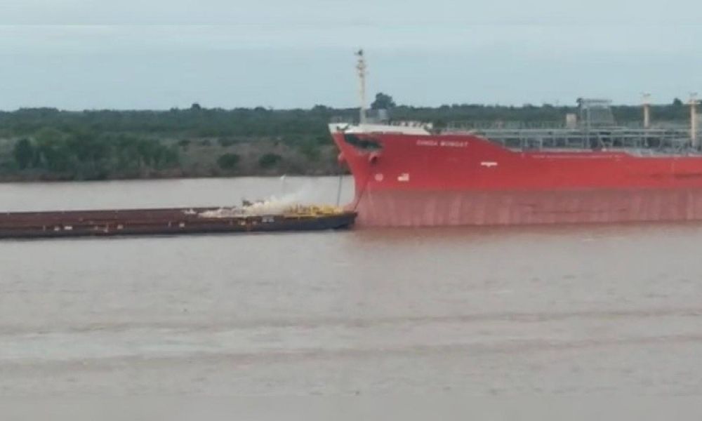 Una barcaza embistió a un buque