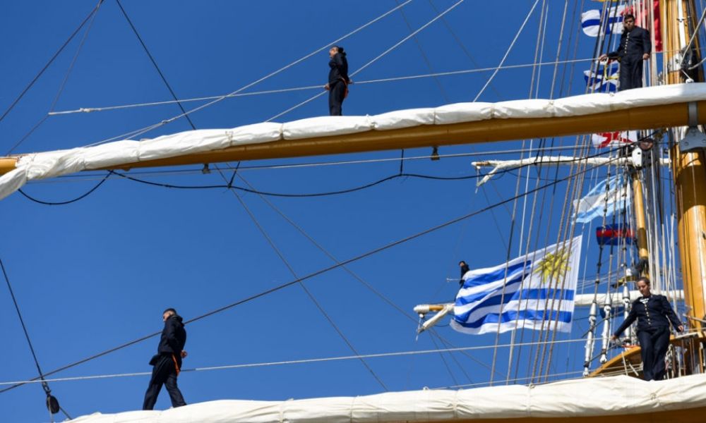 Montevideo da la bienvenida a la Fragata ARA Libertad