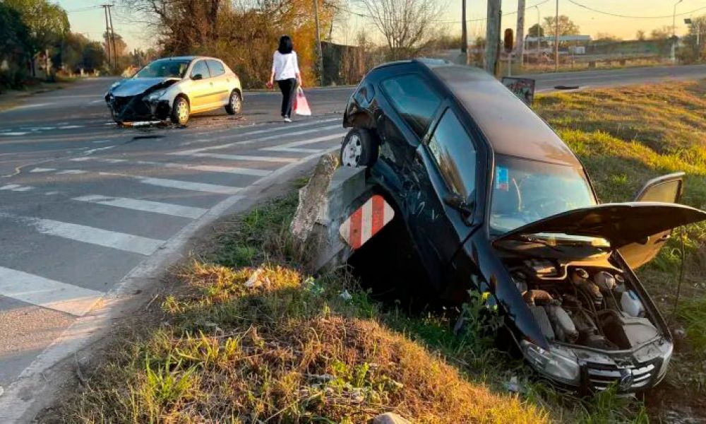 Dos autos chocan en el cruce de las rutas 32 y 188