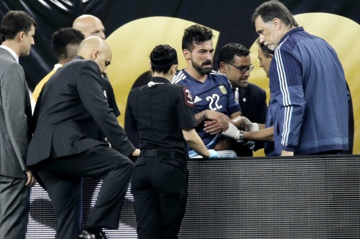 Lavezzi se fracturó el brazo