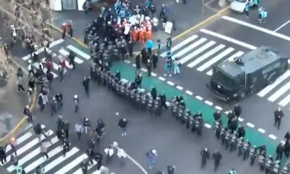 Marcha frente al Congreso termina con detenidos
