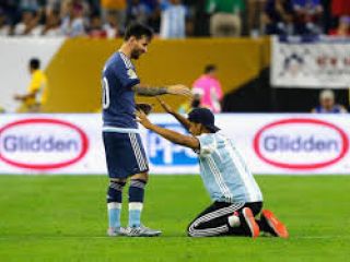 El video que muestra al simpatizante que abord a Messi