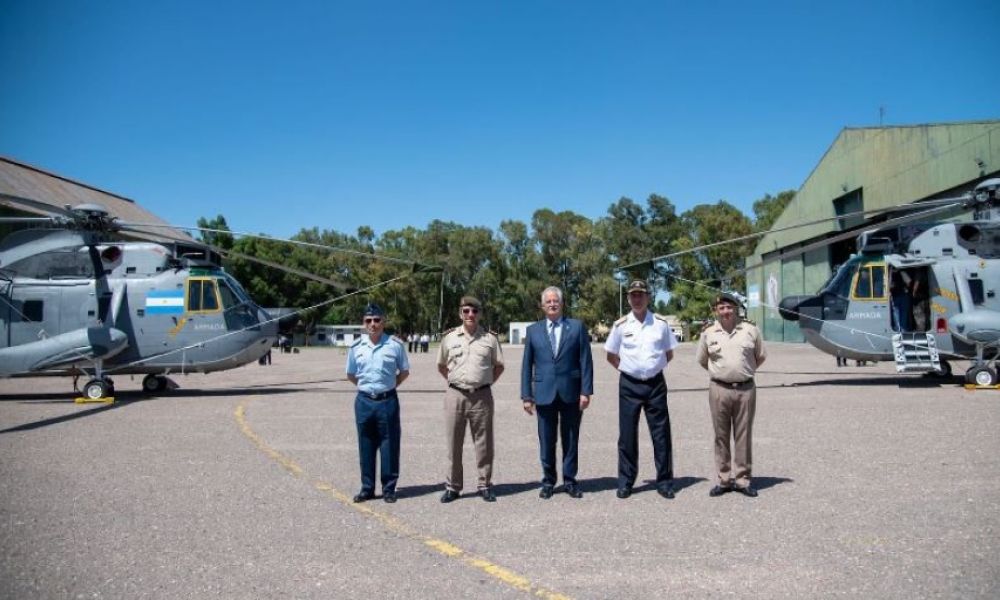 Dos nuevos helicópteros Sea King SH-3H