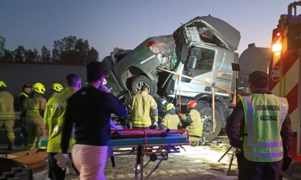 4 vehículos apilados en choque múltiple