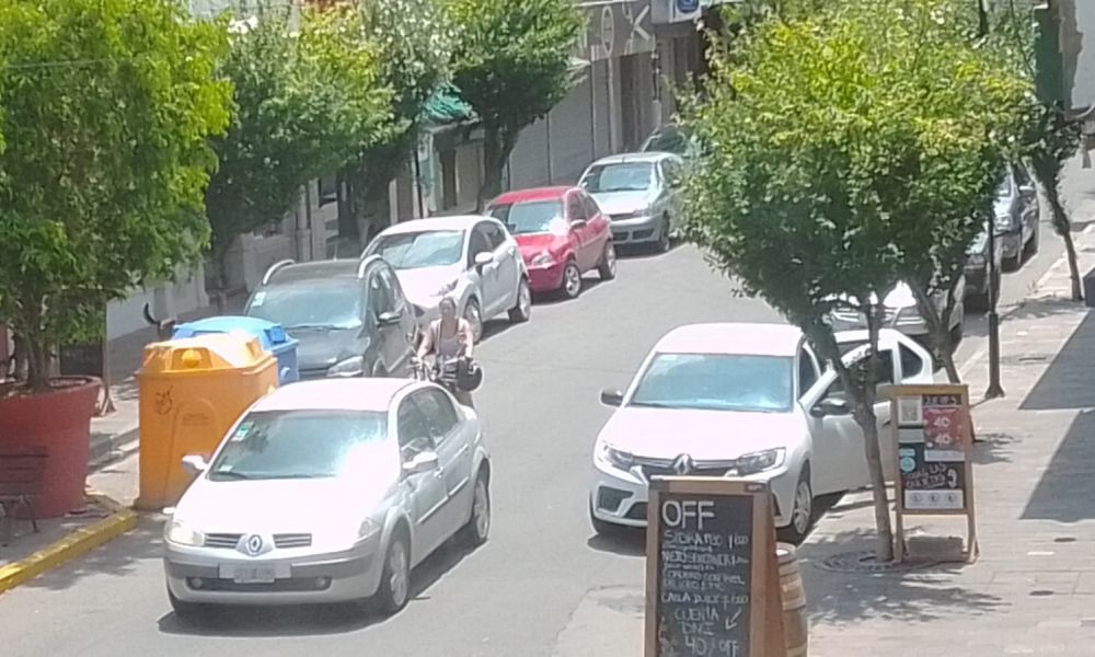 Estacionamiento en doble mano en la ciudad